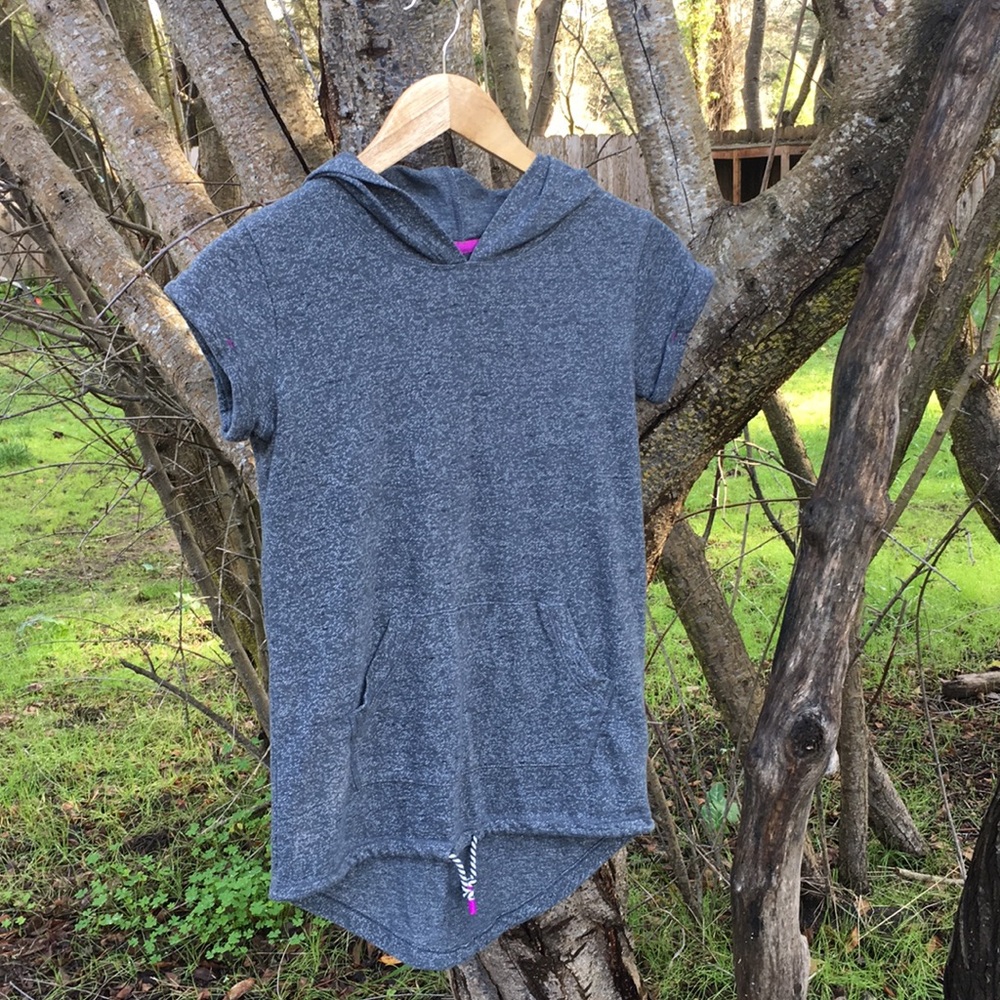 Adorable gray shirt!